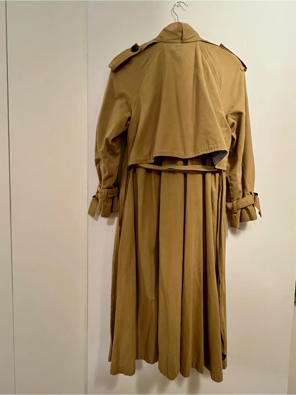 Minimalist Tan Trench Windbreaker Jacket / Gilt Premium Coatme